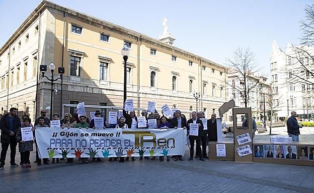 Integrantes de la plataforma en defensa del plan de vías durante su acción reivindicativa en el Parchís en el estreno de la campaña '¡Pedro, firma ya!'. 