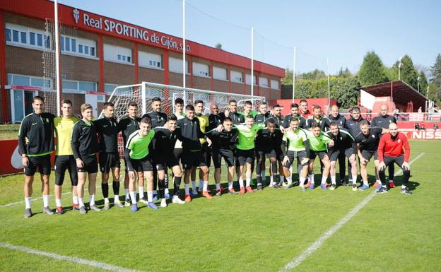 El Sporting se ejercita animado por sus aficionados en Mareo