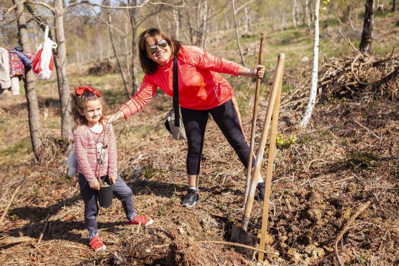 Multitud de niños y padres plantaron árboles en el bosque La Viesca la Olla durante una divertida mañana en conexión con la naturaleza.