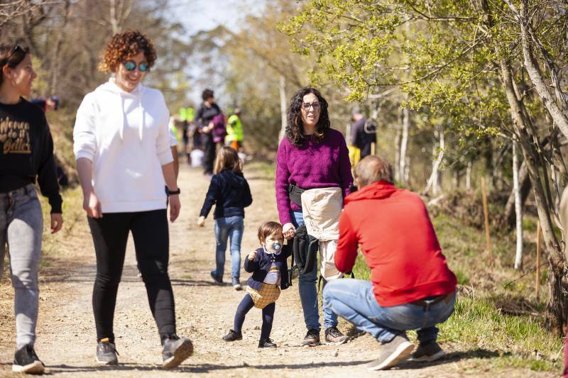 Multitud de niños y padres plantaron árboles en el bosque La Viesca la Olla durante una divertida mañana en conexión con la naturaleza.