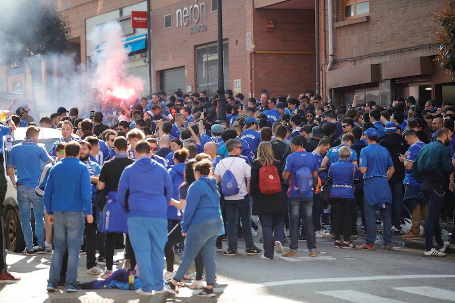 Los oviedistas animan la previa del derbi asturiano antes de subir a los autobuses que les llevarán a Gijón.