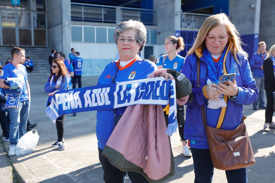 Los oviedistas animan la previa del derbi asturiano antes de subir a los autobuses que les llevarán a Gijón.