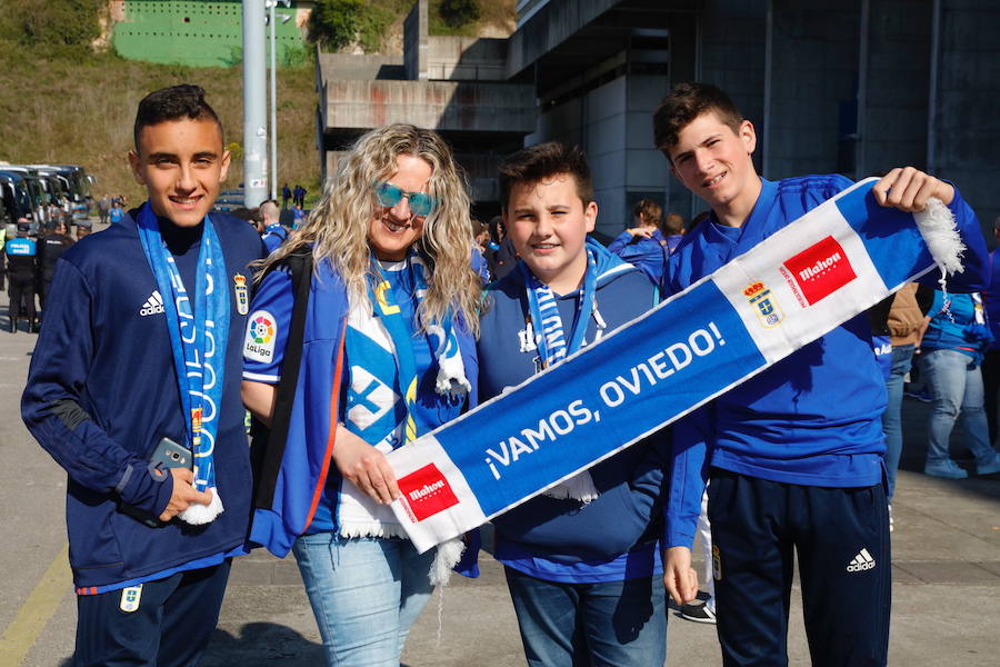 Los oviedistas animan la previa del derbi asturiano antes de subir a los autobuses que les llevarán a Gijón.