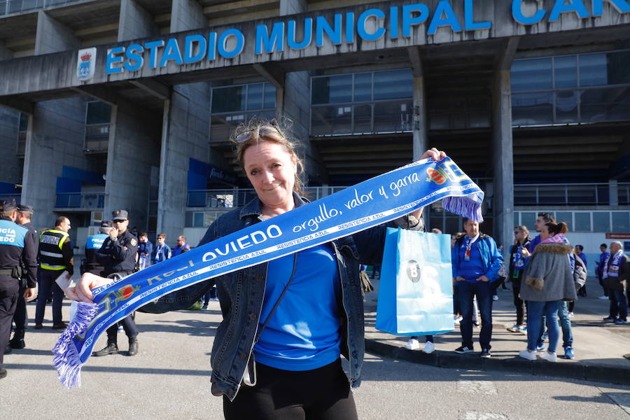 Los oviedistas animan la previa del derbi asturiano antes de subir a los autobuses que les llevarán a Gijón.