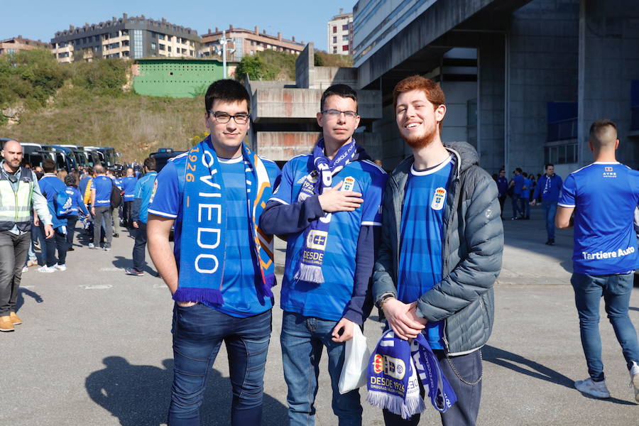 Los oviedistas animan la previa del derbi asturiano antes de subir a los autobuses que les llevarán a Gijón.