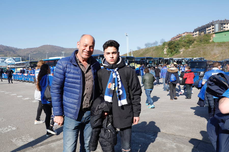 Los oviedistas animan la previa del derbi asturiano antes de subir a los autobuses que les llevarán a Gijón.