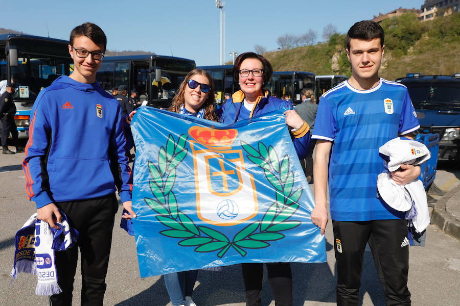 Los oviedistas animan la previa del derbi asturiano antes de subir a los autobuses que les llevarán a Gijón.