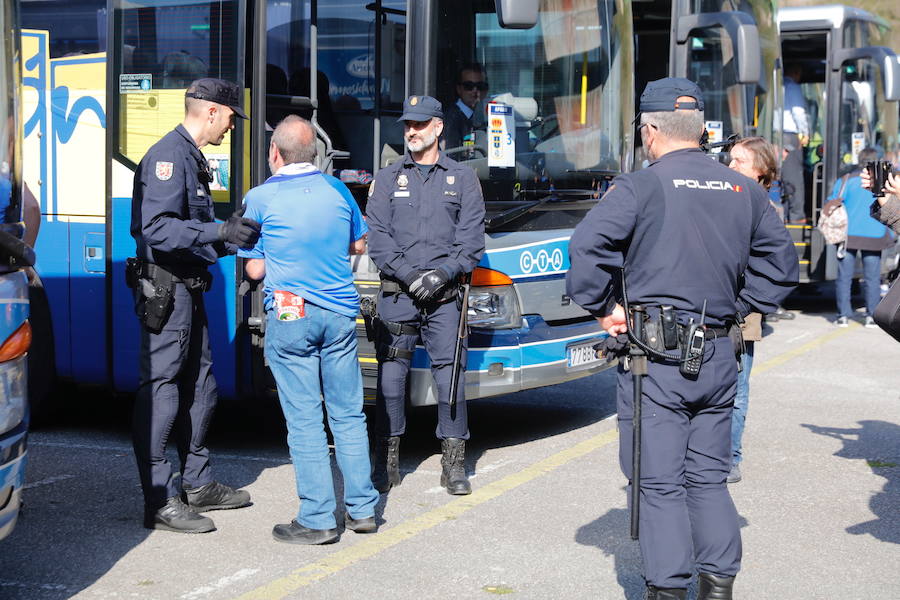 Los oviedistas animan la previa del derbi asturiano antes de subir a los autobuses que les llevarán a Gijón.