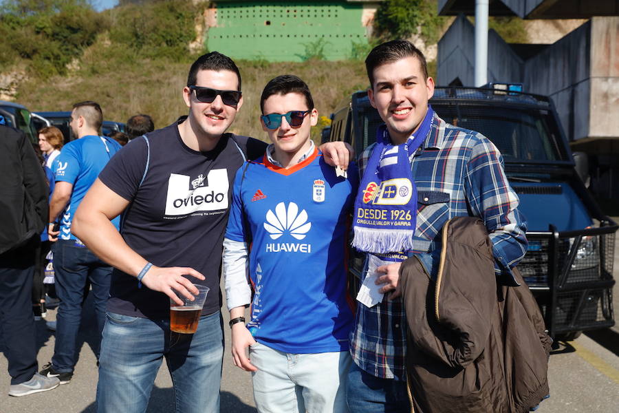 Los oviedistas animan la previa del derbi asturiano antes de subir a los autobuses que les llevarán a Gijón.