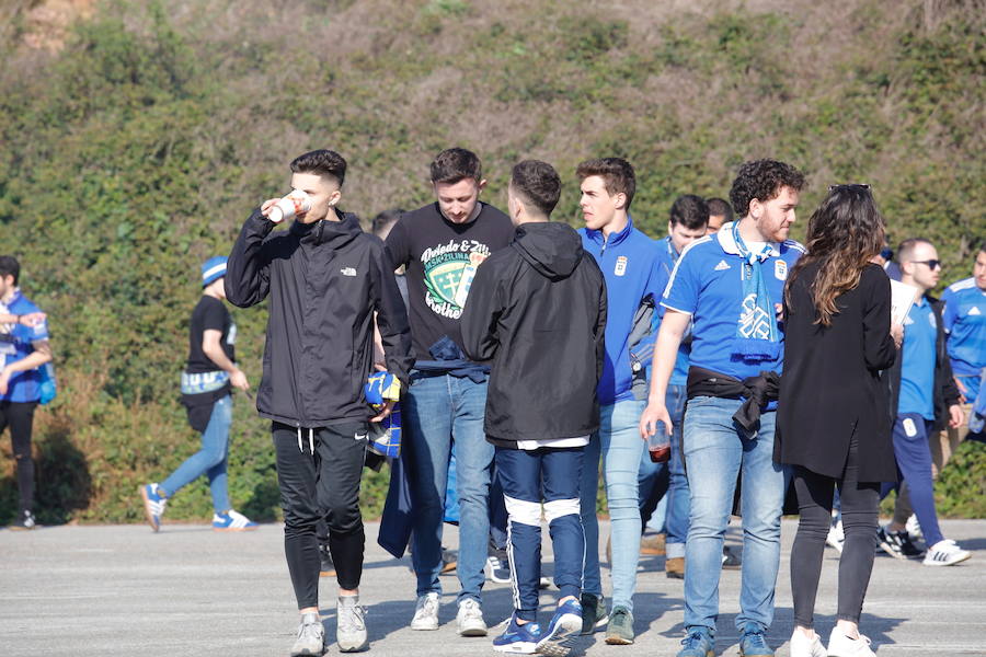 Los oviedistas animan la previa del derbi asturiano antes de subir a los autobuses que les llevarán a Gijón.