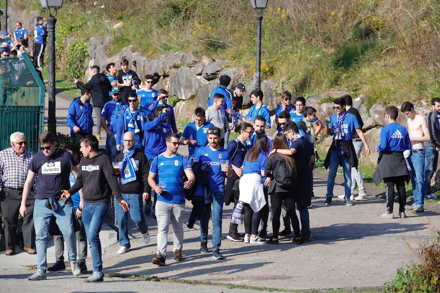 Los oviedistas animan la previa del derbi asturiano antes de subir a los autobuses que les llevarán a Gijón.