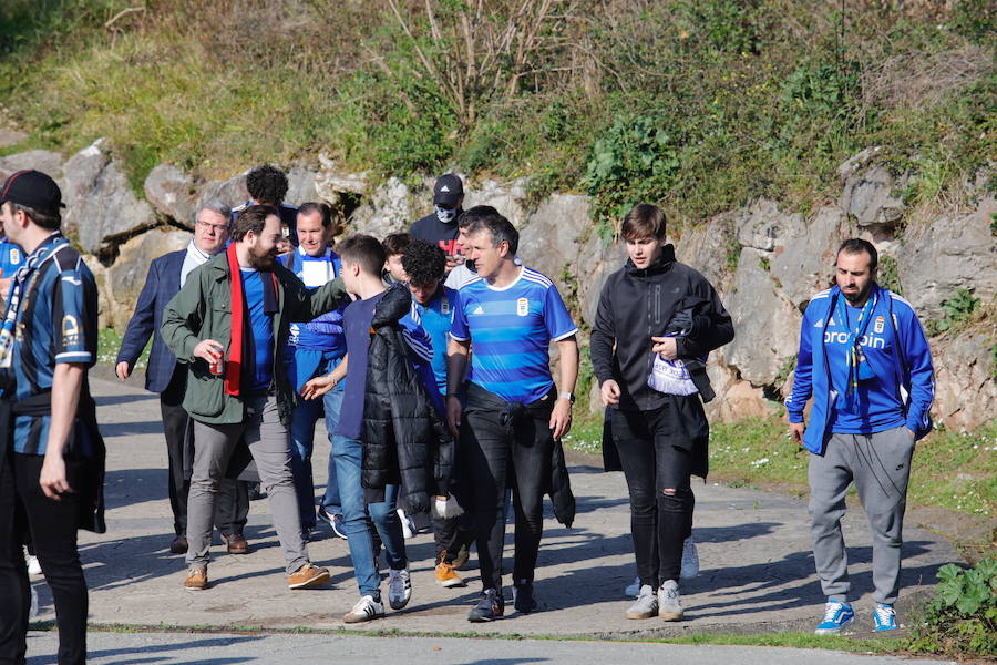 Los oviedistas animan la previa del derbi asturiano antes de subir a los autobuses que les llevarán a Gijón.