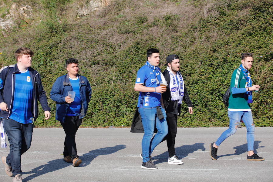 Los oviedistas animan la previa del derbi asturiano antes de subir a los autobuses que les llevarán a Gijón.