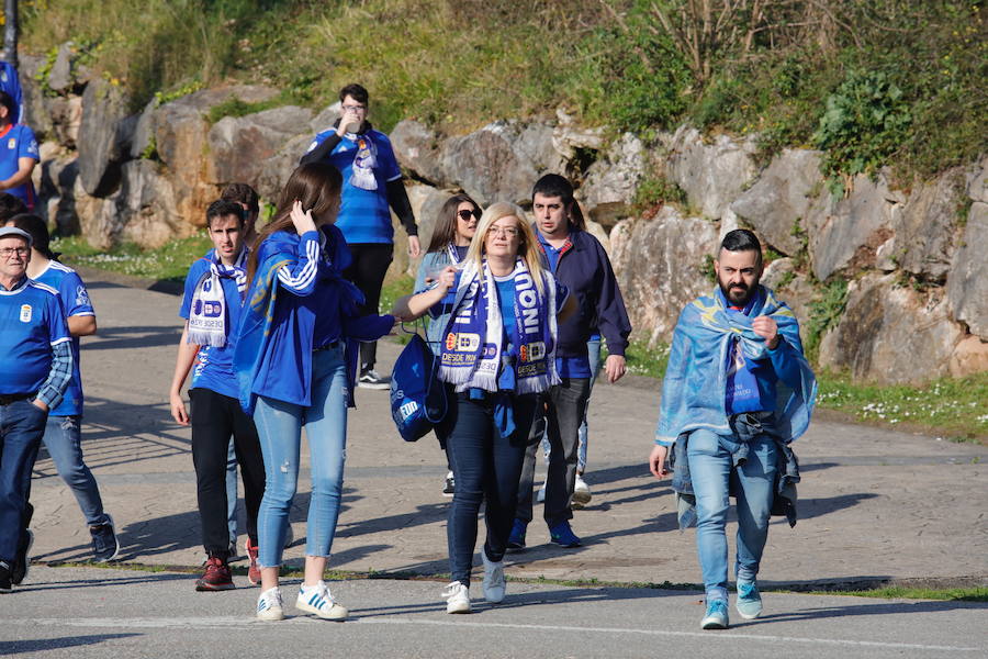 Los oviedistas animan la previa del derbi asturiano antes de subir a los autobuses que les llevarán a Gijón.