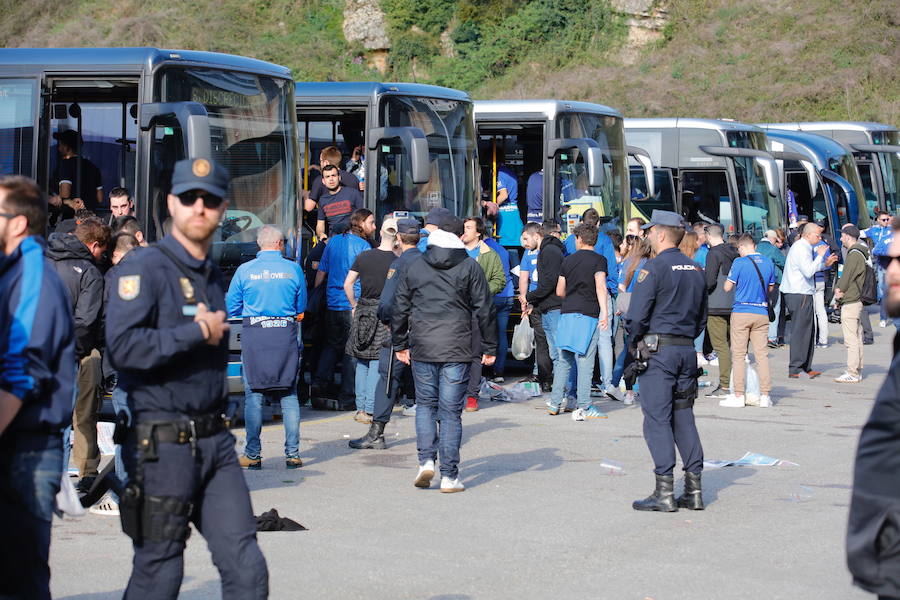 Los oviedistas animan la previa del derbi asturiano antes de subir a los autobuses que les llevarán a Gijón.