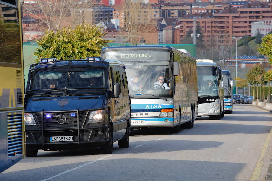 Los oviedistas animan la previa del derbi asturiano antes de subir a los autobuses que les llevarán a Gijón.