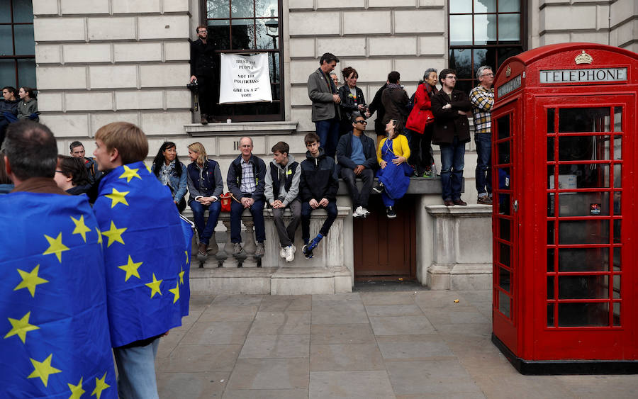 Un millón de británicos, según los organizadores, procedentes de las islas escocesas, de Bristol, Mánchester o Leeds se han manifestado por el centro de Londres para exigir que se celebre un segundo referéndum sobre el 'Brexit'.