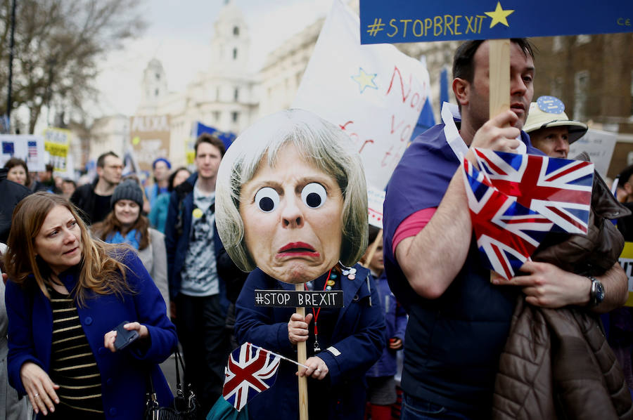 Un millón de británicos, según los organizadores, procedentes de las islas escocesas, de Bristol, Mánchester o Leeds se han manifestado por el centro de Londres para exigir que se celebre un segundo referéndum sobre el 'Brexit'.