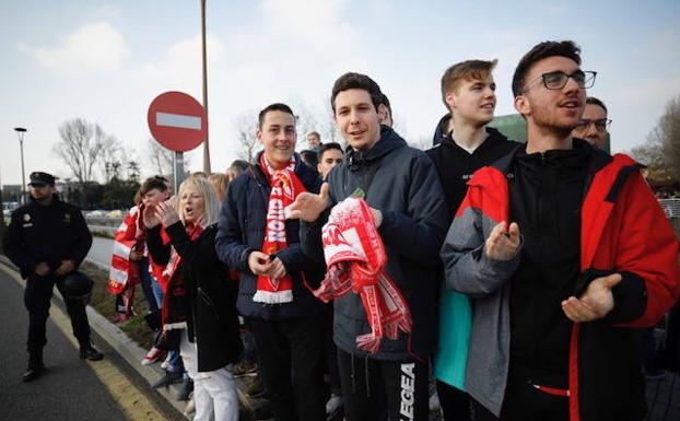 Fotos: La afición del Sporting calienta motores en El Molinón antes de iniciarse el derbi asturiano frente al Real Oviedo