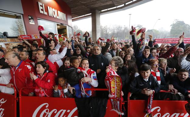 Vídeo: La llegada del Sporting a El Molinón entre los cánticos de cientos de aficionados rojiblancos