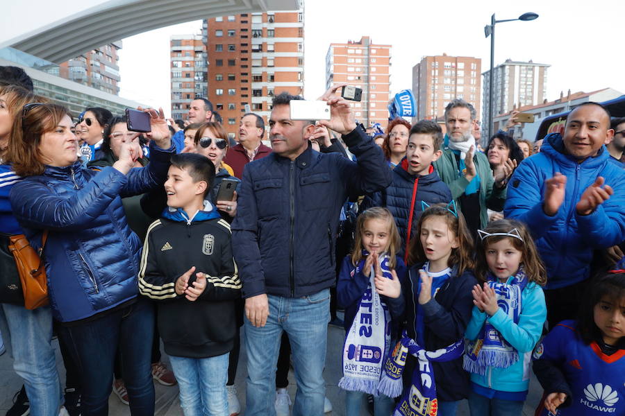 El equipo azul sale del hotel de concentración para dirigirse a El Molinón.