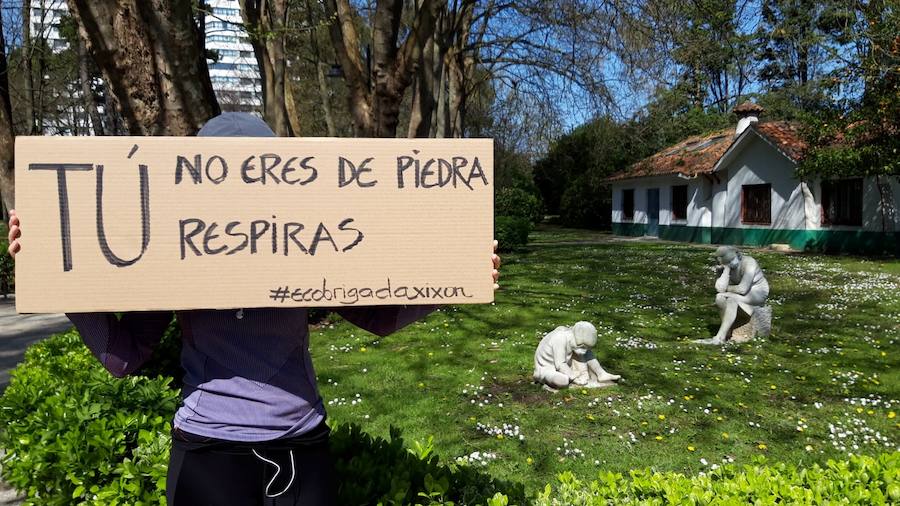 Las esculturas más emblemáticas del parque de Isabel la Católica amanecieron este domingo con mascarilla. Es una nueva acción de protesta contra la contaminación en la ciudad.