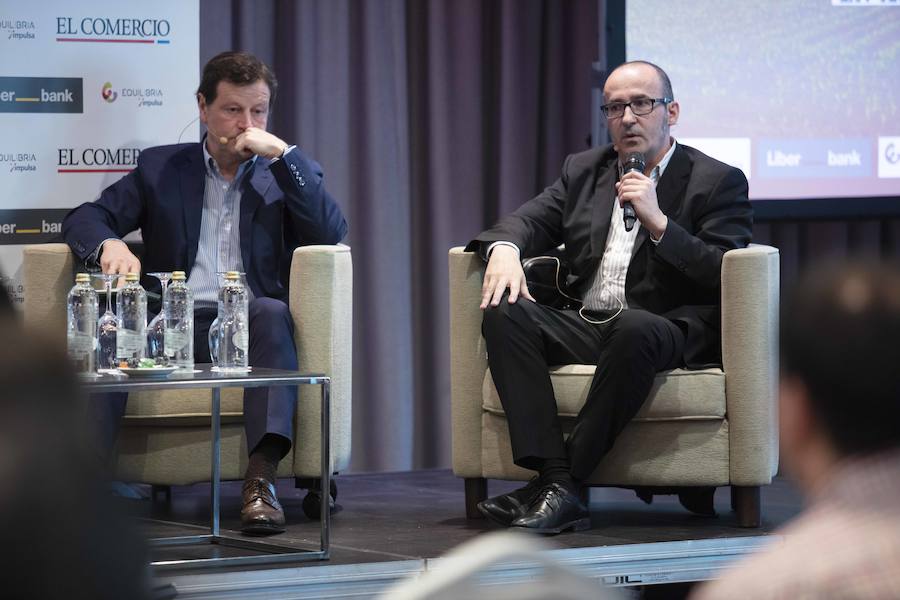 José Miguel Herrero, director general Industria Alimentaria del Ministerios de Agricultura, Pesca y Alimentación, y María Jesús Álvarez, consejera de Desarrollo Rural del Principado, han presidido la I Jornada del sector agroalimentario en Asturias organizada por EL COMERCIO en Gijón. La cita ha sido organiza con la colaboración del Foro Interalimentario, Liberbank, Equilibria-Impulsa Gijón y el Principado de Asturias. 