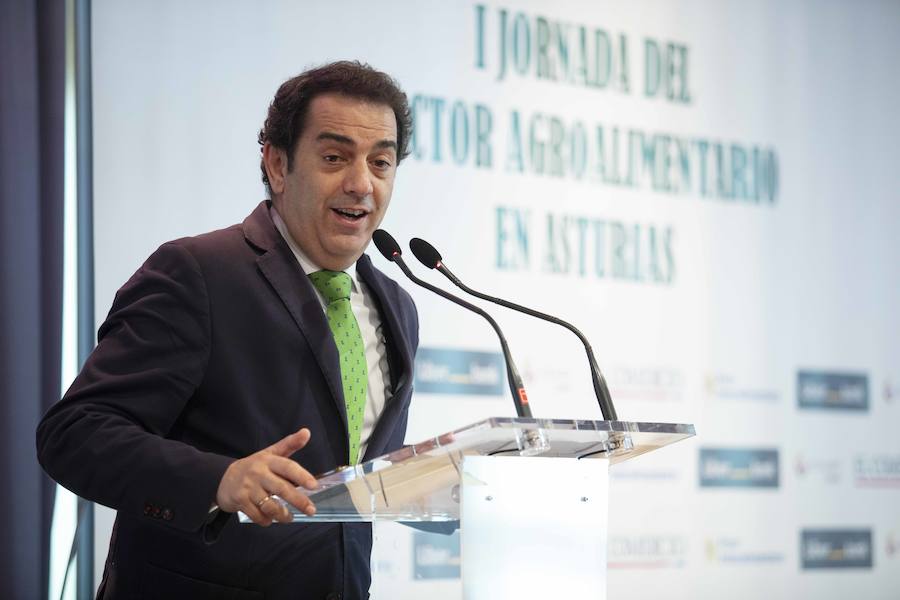 José Miguel Herrero, director general Industria Alimentaria del Ministerios de Agricultura, Pesca y Alimentación, y María Jesús Álvarez, consejera de Desarrollo Rural del Principado, han presidido la I Jornada del sector agroalimentario en Asturias organizada por EL COMERCIO en Gijón. La cita ha sido organiza con la colaboración del Foro Interalimentario, Liberbank, Equilibria-Impulsa Gijón y el Principado de Asturias. 