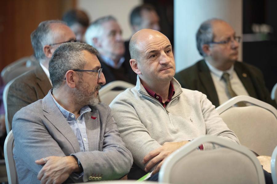 José Miguel Herrero, director general Industria Alimentaria del Ministerios de Agricultura, Pesca y Alimentación, y María Jesús Álvarez, consejera de Desarrollo Rural del Principado, han presidido la I Jornada del sector agroalimentario en Asturias organizada por EL COMERCIO en Gijón. La cita ha sido organiza con la colaboración del Foro Interalimentario, Liberbank, Equilibria-Impulsa Gijón y el Principado de Asturias. 