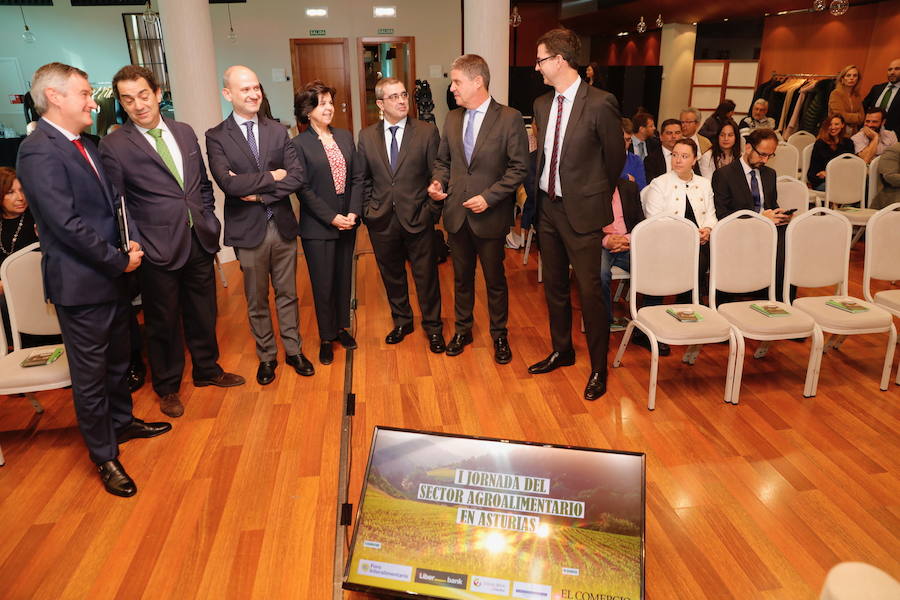 José Miguel Herrero, director general Industria Alimentaria del Ministerios de Agricultura, Pesca y Alimentación, y María Jesús Álvarez, consejera de Desarrollo Rural del Principado, han presidido la I Jornada del sector agroalimentario en Asturias organizada por EL COMERCIO en Gijón. La cita ha sido organiza con la colaboración del Foro Interalimentario, Liberbank, Equilibria-Impulsa Gijón y el Principado de Asturias. 