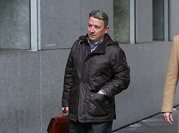 José María Vigil a su llegada a la Audiencia Provincial. 