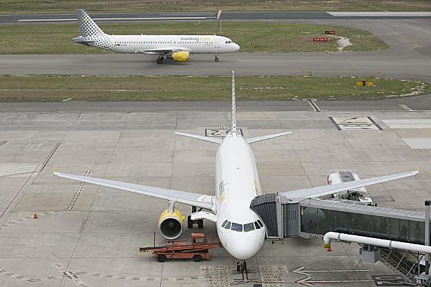 Dos aeronaves de Vueling, en el aeropuerto asturiano. 