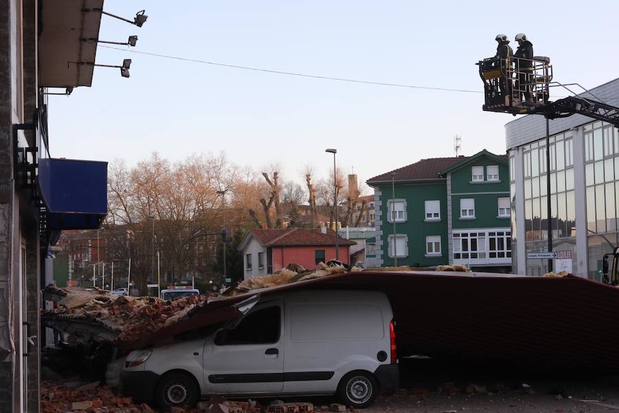 Parte de la estructura de la techumbre de una nave ha caído causando daños sobre siete vehículos. No hay heridos. La calle ha sido cortada para proceder a retirar el escombro