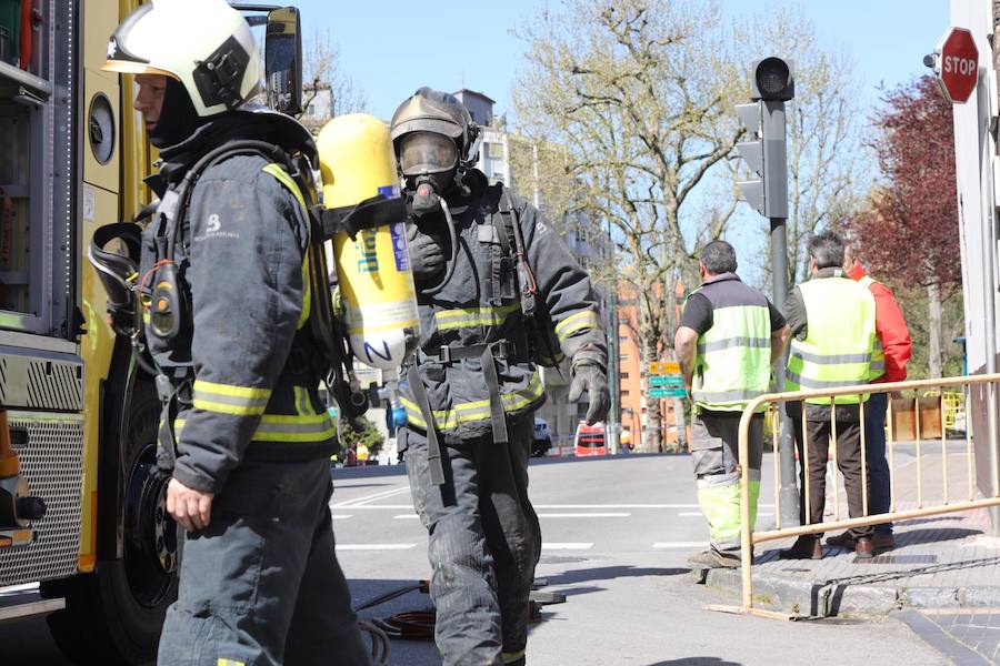 Un escape de gas a la altura del número 2 de la avenida de Cervantes ha obligado a confinar a los vecinos y cerrar el tráfico en esta vía y en Severo Ochoa