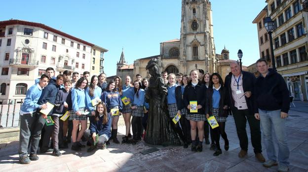 Los alumnos del colegio Santa María del Naranco, alrededor de la estatua de 'La Regenta'. 