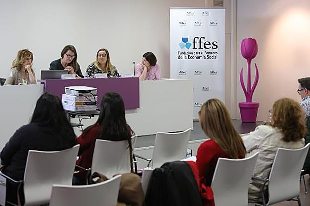La mesa se celebró en la Escuela de Emprendedoras. 