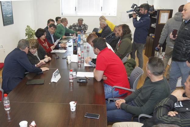 La secretaria general de Pesca, segunda por la izquierda, en la reunión celebrada en Gijón con representantes de las cofradías. 