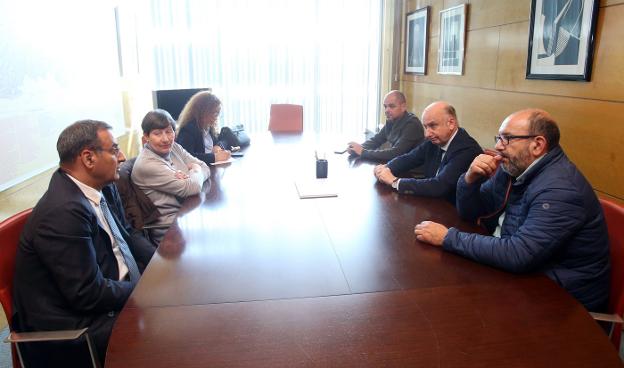 Fernando Lastra, a la izquierda, durante la reunión de ayer. 