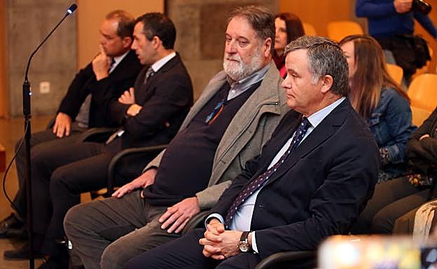 Rodolfo Sánchez, en primer plano, durante el juicio. 