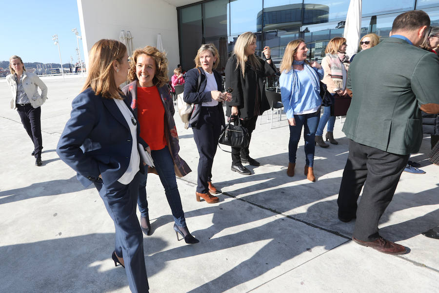 La presidenta del Congreso ha estado acompañada por las candidatas del PP a la Alcaldía de Avilés, el Principado y el Congreso: Esther Llamazares, Teresa Mallada y Paloma Gázquez. 