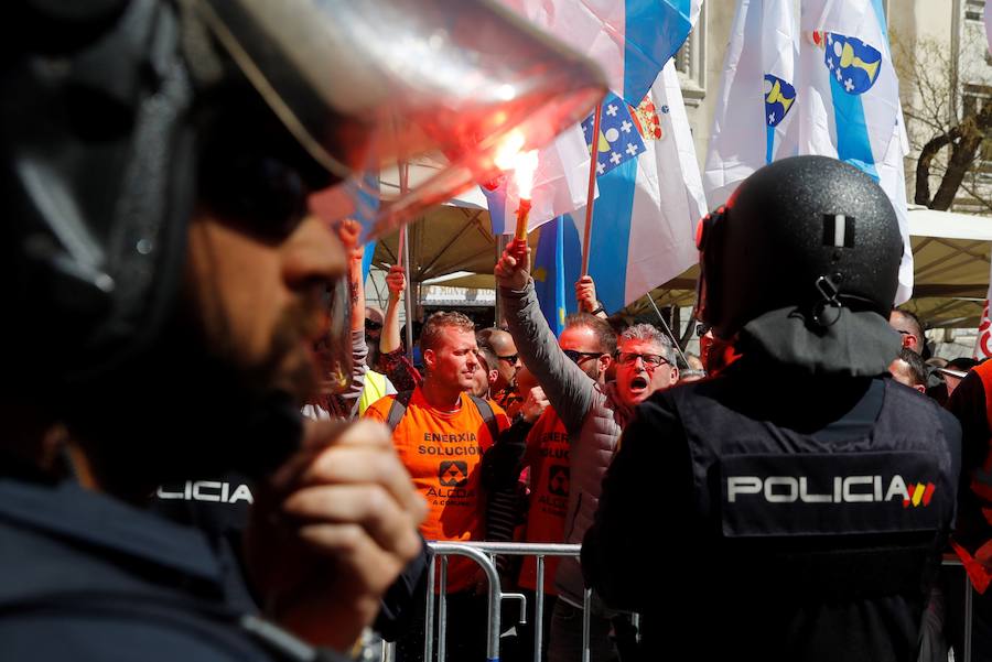 La Policía detiene a uno de los empleados en una carga durante la concentración