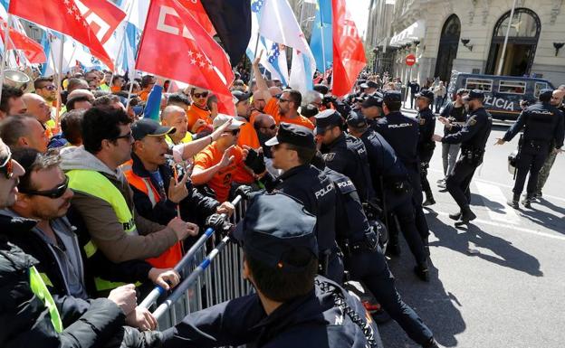 Tensión a las puertas del Congreso en la protesta de los trabajadores de Alcoa