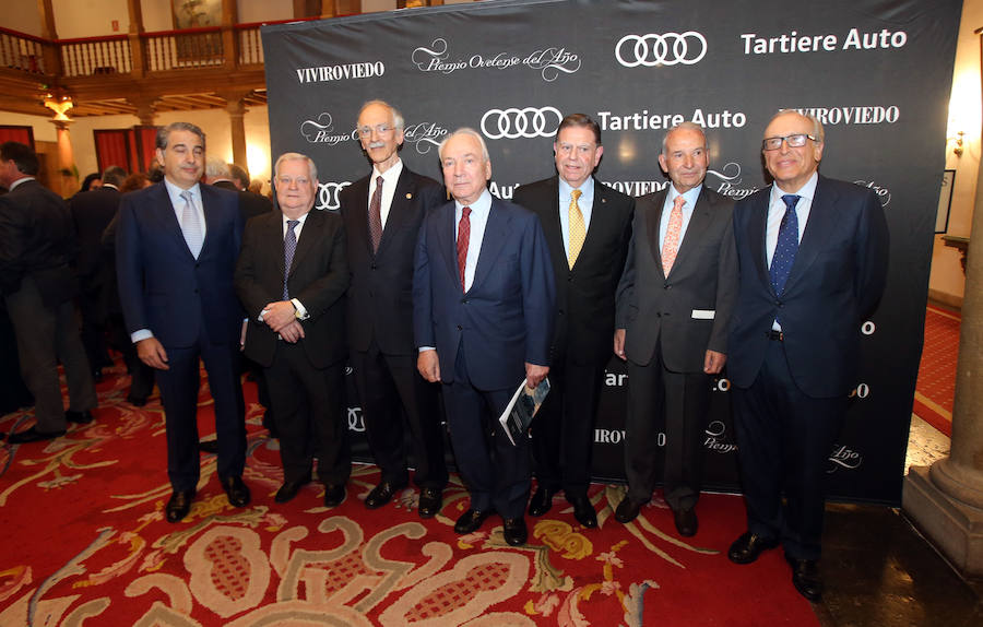 El presidente y fundador de la multinacional ILAS-Reny Picot agradeció el premio que le otorgó la revista 'Vivir Oviedo' y relató que el acto era «la unión entre la Asturias del centro y la de las alas».