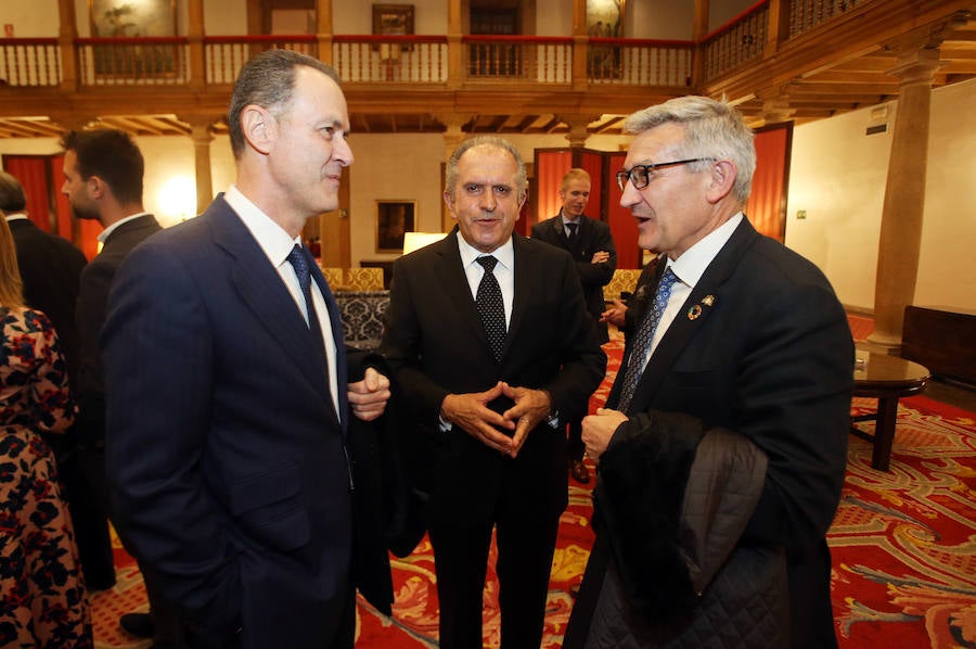 El presidente y fundador de la multinacional ILAS-Reny Picot agradeció el premio que le otorgó la revista 'Vivir Oviedo' y relató que el acto era «la unión entre la Asturias del centro y la de las alas».
