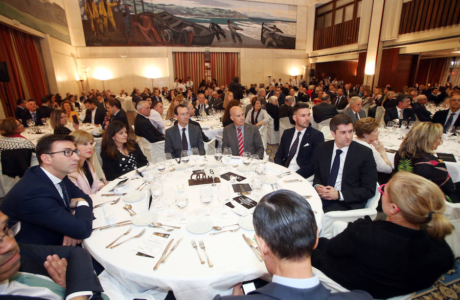 El presidente y fundador de la multinacional ILAS-Reny Picot agradeció el premio que le otorgó la revista 'Vivir Oviedo' y relató que el acto era «la unión entre la Asturias del centro y la de las alas».