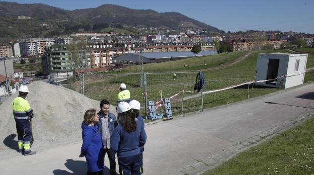 Taboada y Rosón, ayer, en su visita a la nueva pista de 'running' del parque del Oeste. 