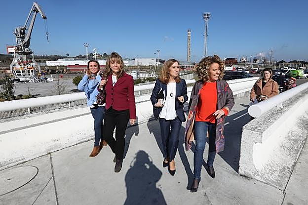 Reyes Fernández Hurlé, Paloma Gázquez, Ana Pastor y Teresa Mallada, a su llegada al Centro Niemeyer de Avilés. 