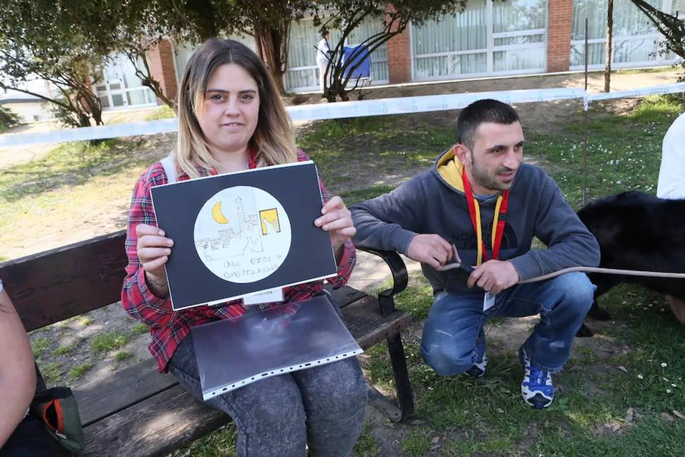 Los escolares del Palacio de Granda comparten experiencias con los perros. La importancia de darles otra oportunidad y estar con ellos en todo momento.