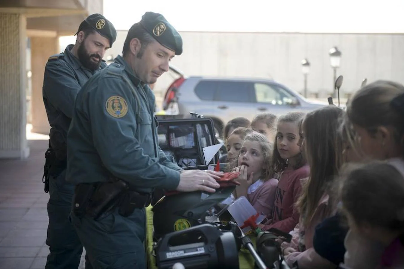 Los niños conocen de primera mano el trabajo diario de la Guardia Civil en la comandancia de Oviedo