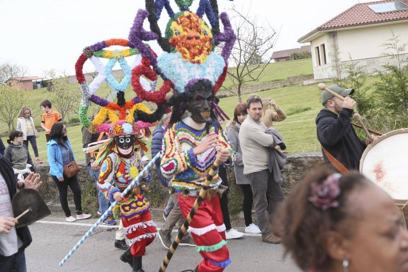 Grupos de emascarados de León, Guadalajara, Ourense y varias partes de Asturias se reunieron para desfilar por las calles de la localidad sierense 